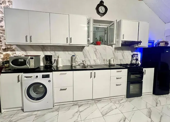 بيت للعطل Art House Pagoi Sleeps 6 Parking Near The *