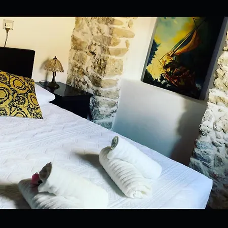 Art House Pagoi Sleeps 6 Parking 5 Min To