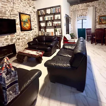 בית נופש Art House Pagoi Sleeps 6 Parking 5 Min To *