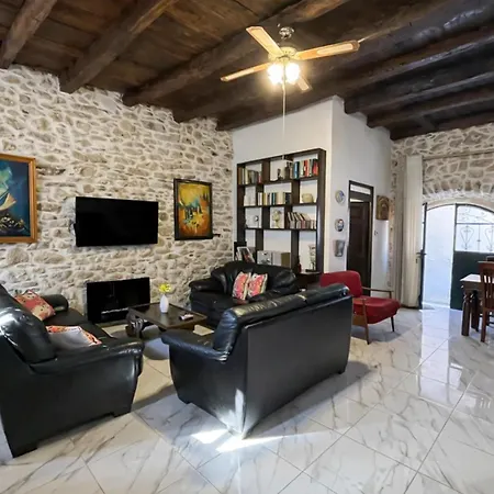 Art House Pagoi Sleeps 6 Parking Near The بيت للعطل