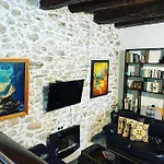 Art House Pagoi Sleeps 6 Parking Near The Prázdninový dům *